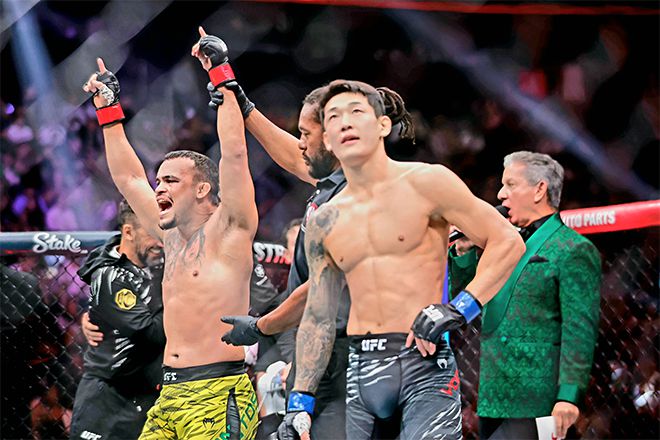 다니에우 구스타부 곤자가 산투스가 2025년 10월 미국 네바다주 패러다이스 티모바일 아레나 UFC 320 승리 선언을 들으며 감격하고 있다. 오른쪽은 UFC 데뷔 2연승 및 종합격투기 13연승 무산을 아쉬워하는 ‘좀비 주니어’ 유주상. 사진=AP=연합뉴스 제공