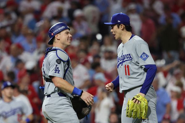 윌 스미스가 1차전을 마친 뒤 사사키와 인사를 나누고 있다. 사진= Getty Images/AFP= 연합뉴스 제공