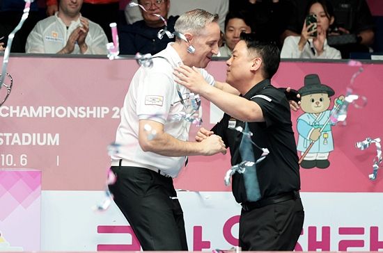 결승전 직후 레펀스와 조재호가 서로 격려하고 있다. (사진=PBA)