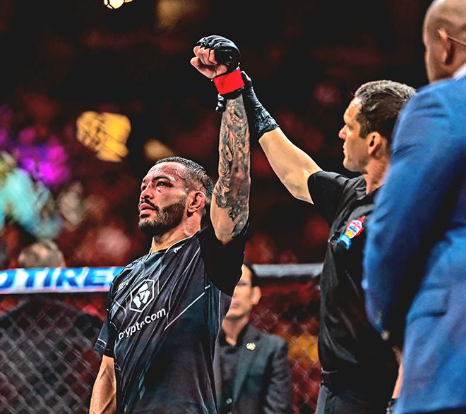 UFC 페더급 공식랭킹 8위 출신 대니얼 알렉산더 이게가 2023년 6월 캐나다 밴쿠버 로저스센터 UFC 289 메인카드 제2경기 승리 선언을 받고 있다. 사진=Getty Images=연합뉴스 제공