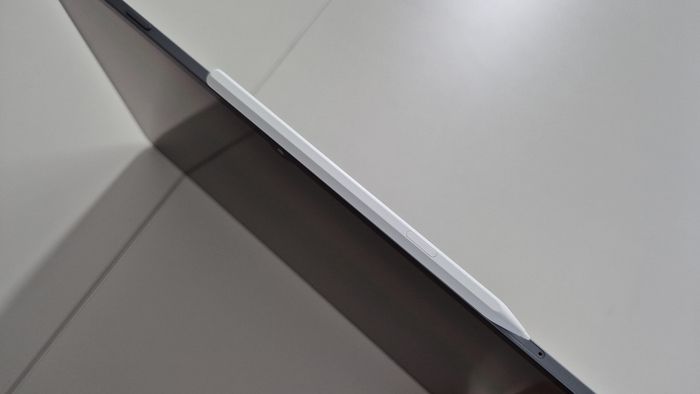 갤럭시 탭 S11 울트라 옆면에 부착된 S펜 모습. <사진= 고민서 기자>