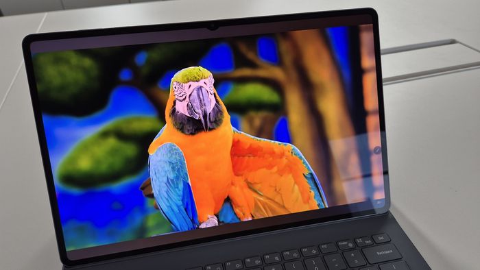 갤럭시 탭 S11 울트라에서 고화질 영상을 시청하고 있는 모습. <사진=고민서 기자>