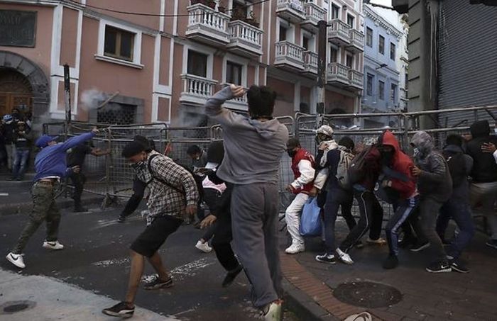 에콰도르 수도 키토에서 벌어진 격렬한 시위 모습  [사진 = 연합뉴스]