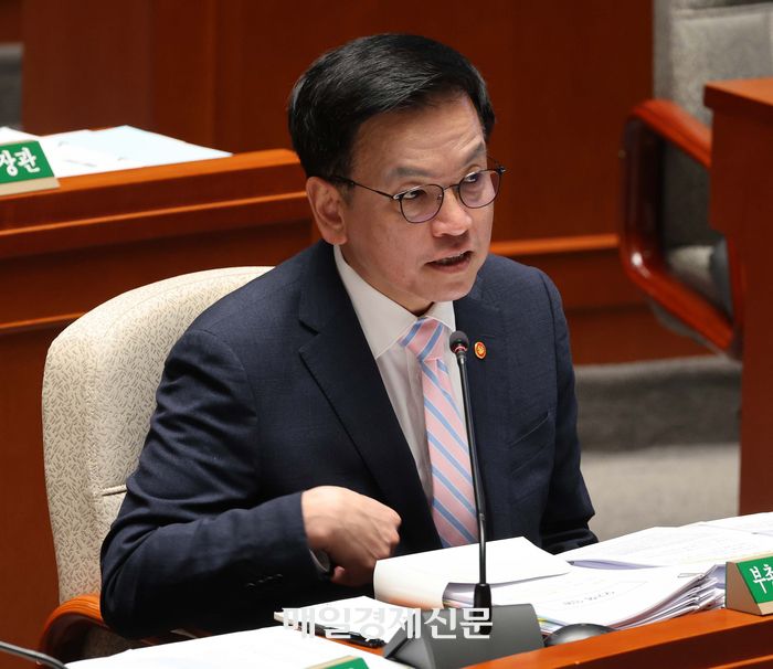 최상목 경제부총리 겸 기획재정부 장관이 지난 4월 국회에서 열린 예산결산특별위원회 전체회의에 출석해 있는 모습. 연구개발(R&D) 예산 삭감 때는 대통령실 경제수석비서관이었다. [사진=한주형 기자]