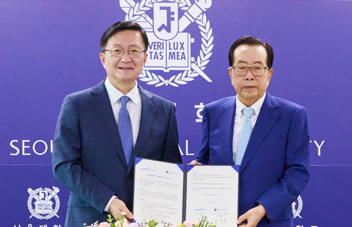 김재철 동원그룹 명예회장(오른쪽)과 유홍림 서울대 총장이 1일 서울대에서 ‘김재철AI클래스 기금 협약’을 맺고 기념사진을 촬영하고 있다. 서울대