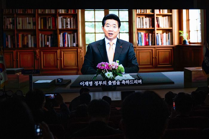 지난달 19일 서울 여의도 국회 의원회관에서 열린 더불어민주당 창당 70주년 기념식에서 인공지능(AI) 기술로 탄생한 노무현 전 대통령의 영상 축사가 나오고 있다. [사진 출처 = 뉴스1]