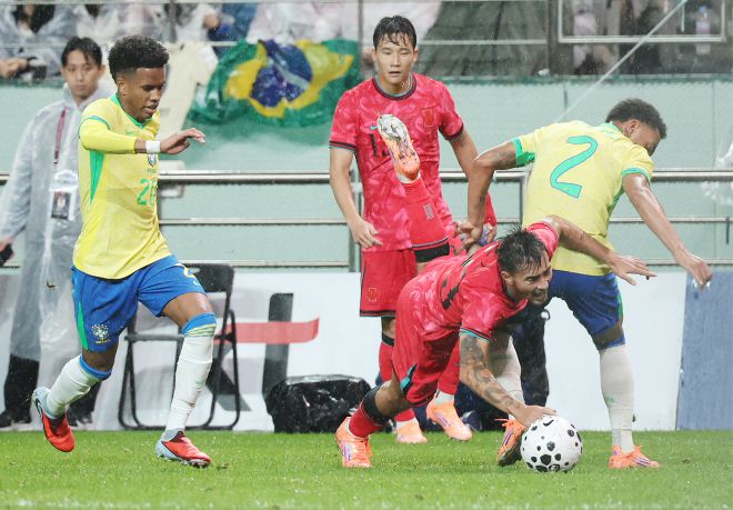 10일 서울 마포구 서울월드컵경기장에서 열린 한국과 브라질 축구 대표팀의 친선경기. 한국 옌스 카스트로프가 넘어지고 있다. 사진=연합뉴스