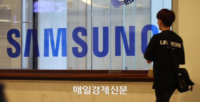 미국 법원 배심원단이 지난 10일(현지시간) 삼성전자에 무선 특허 관련 침해 배상액으로 6000억원을 지급하라는 평결을 내렸다. 사진은 지난 9일 강남 삼성전자 사옥에 직원들이 출입하는 모습. [이승환기자]