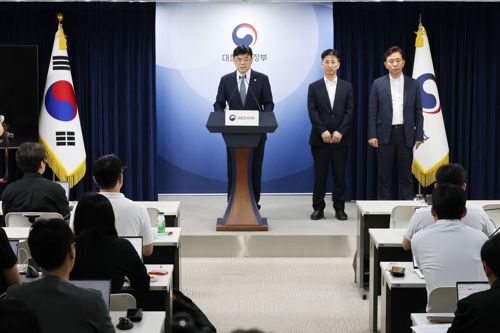 이상경 국토교통부 제1차관이 21일 서울 종로구 정부서울청사에서 외국인 토지거래허가구역 지정과 관련해 브리핑하고 있다. [사진 출처 = 연합뉴스]