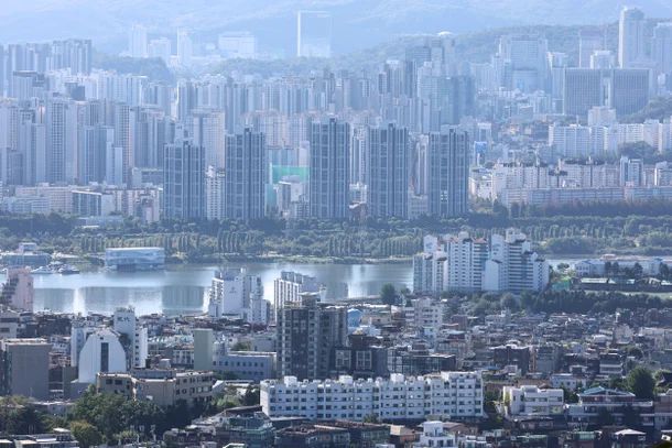 8일 서울 남산에서 바라본 아파트 및 주택단지들. [사진 = 연합뉴스]