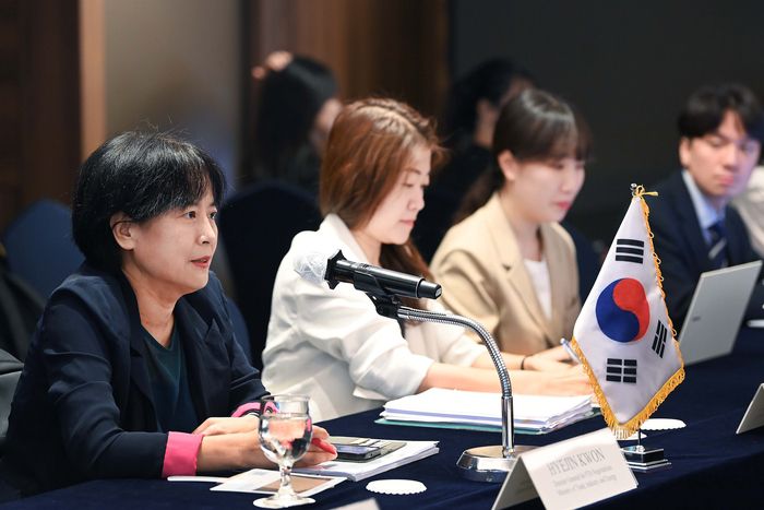 (서울=뉴스1) = 권혜진 산업통상자원부 자유무역협정교섭관이 7일 서울 중구 롯데호텔에서 아담 펜 영국 기업통상부 부국장을 비롯한 양국 정부대표단이 참석한 가운데 열린 ‘한-영국 자유무역협정(FTA)5차 개선협상’에 참석해 인사말을 하고 있다. (산업통상자원부 제공. 재판매 및 DB 금지) 2025.7.7/뉴스1