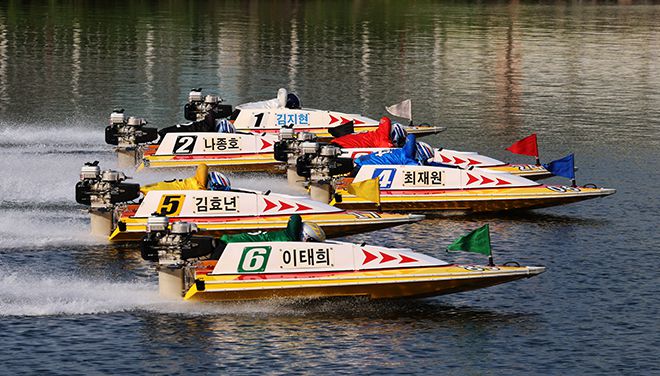 미사경정장에서 선수들이 플라잉 스타트로 경주를 시작하고 있다. 사진=서울올림픽기념국민체육진흥공단