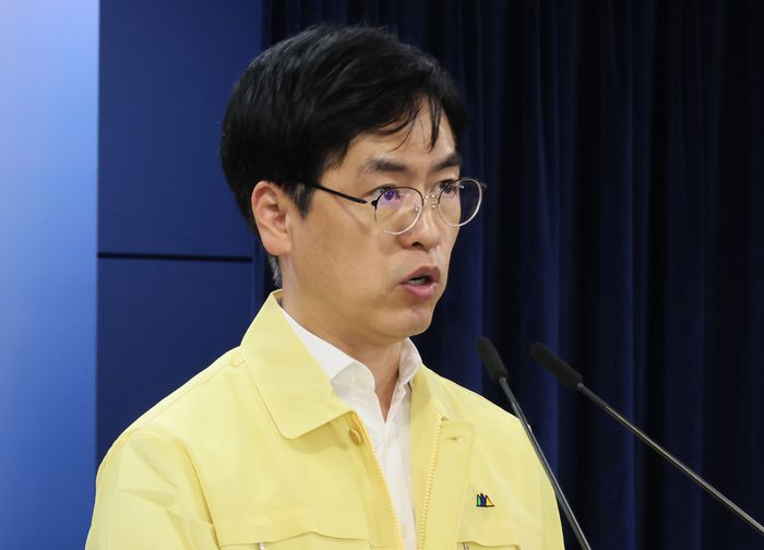 김민재 중앙재난안전대책본부 제1차장(행정안전부 차관)이 13일 서울 종로구 정부서울청사에서 국가정보자원관리원 행정정보시스템 화재 관련 중앙재난안전대책본부 브리핑을 하고 있다. <연합뉴스>