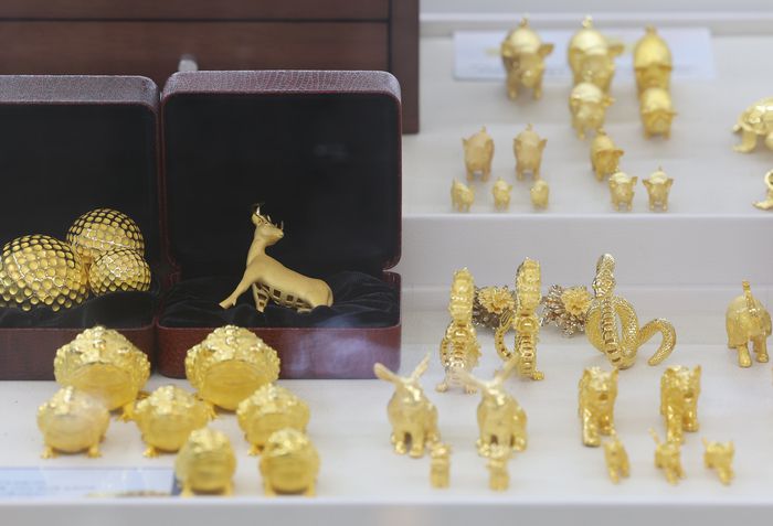 달러화 약세와 미국 금리인하 등을 재료로 파죽지세로 치솟는 국제 금값이 사상 처음으로 4천100달러도 넘어섰다. 13일(미 동부시간) 블룸버그 통신에 따르면 금 현물 가격은 이날 오후 7시40분 현재 2.8% 오른 온스당 4천128.95달러를 나타냈다. 한때 4천131.29달러까지 치솟으며 장중 사상 최고치를 기록했다. 14일 서울 종로구 한국금거래소에 금이 진열돼있다.  [사진 출처=연합뉴스]