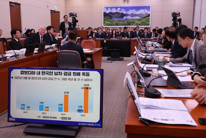 조현 외교부 장관이 13일 서울 여의도 국회에서 열린 외교통일위원회 국정감사에서 캄보디아 내 한국인 범죄 피해와 관련해 윤후덕 더불어민주당 의원의 질의를 받고 있다. [사진 출처 = 연합뉴스]
