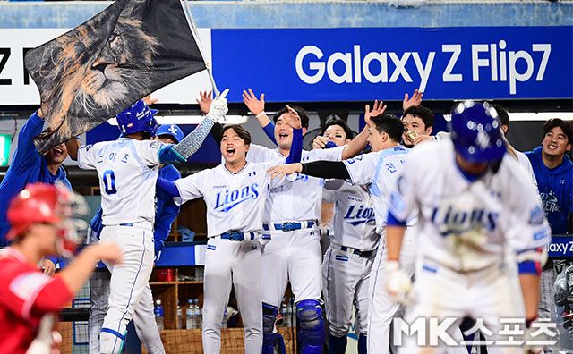 14일 오후 대구삼성라이온즈파크에서 ‘2025 신한 SOL Bank KBO 포스트시즌’ SSG 랜더스와 삼성 라이온즈의 준플레이오프(5전 3선승제) 4차전이 열렸다. 2-2로 팽팽히 맞선 8회말 2사 1루에서 삼성 디아즈가 또 다시 앞서가는 투런홈런을 쏘아올리고 동료들과 기쁨을 나누고 있다. 사진(대구)=김영구 기자