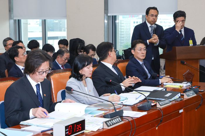 김범석 우아한형제들 대표(오른쪽 두 번째)가 14일 서울 영등포구 여의도 국회에서 열린 공정거래위원회, 개인정보보호위원회 등에 대한 정무위원회 국정감사에 증인으로 출석, 발언하고 있다. [사진 = 연합뉴스]