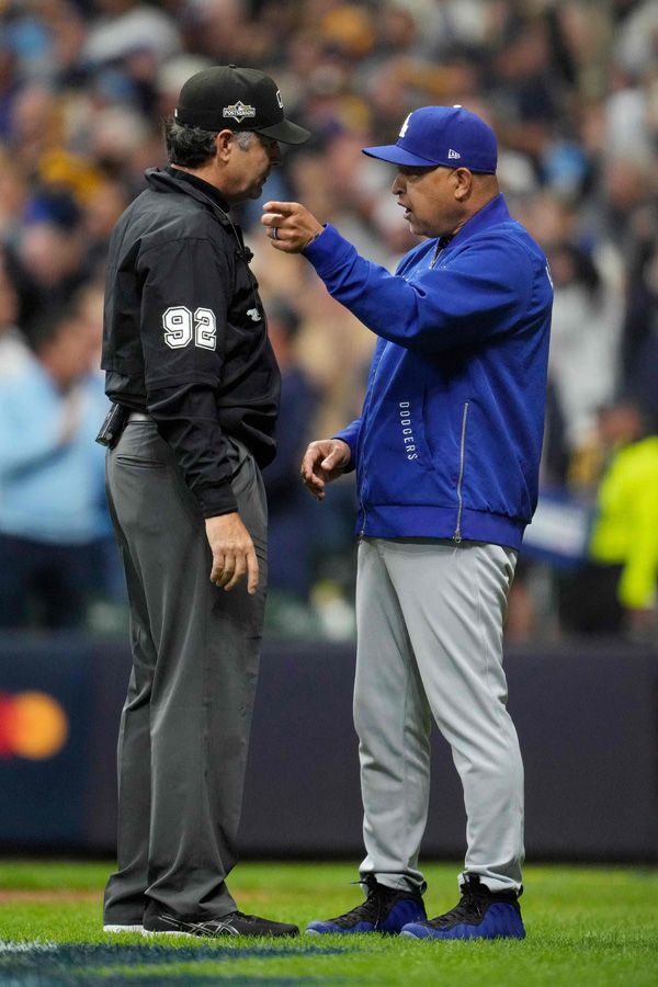 데이브 로버츠 다저스 감독이 심판에게 항의하고 있다. 사진= Getty Images/AFP= 연합뉴스 제공
