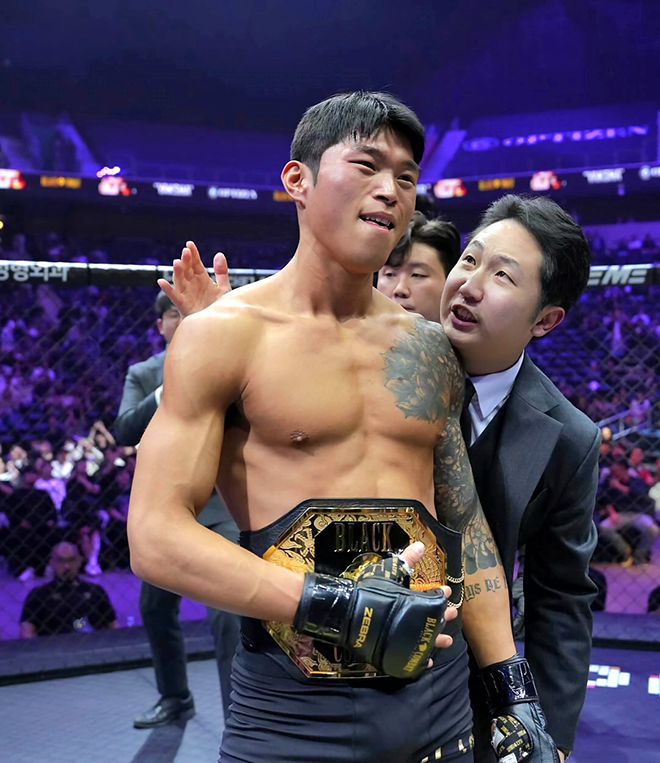 ‘야차’ 최준서가 2025년 5월 인천광역시 영종국제도시 인스파이어 아레나에서 초대 블랙컴뱃 웰터급 챔피언으로 등극한 후 감회에 젖어 있다. 오른쪽은 블랙컴뱃 박평화 대표. 사진=이데아 파라곤