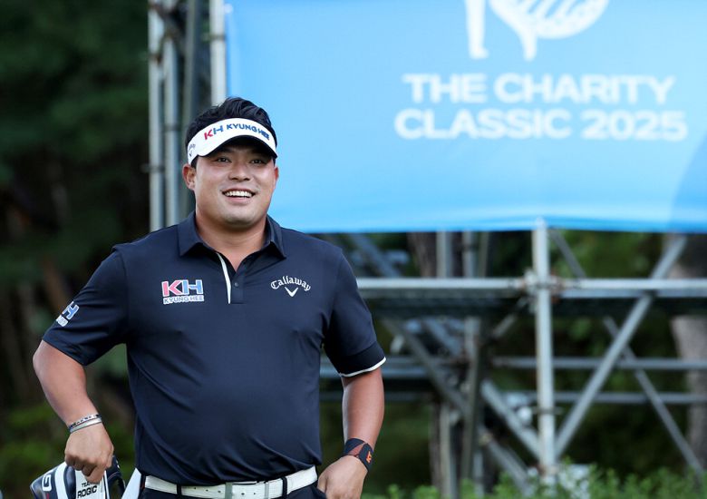 이승택이 경기 도중 환하게 웃고 있다. KPGA