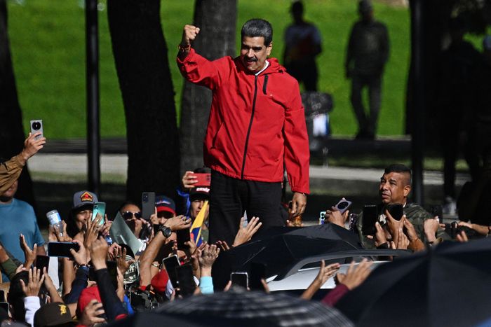 베네수엘라의 니콜라스 마두로 대통령이 10월 12일 카라카스에서 열린 ‘원주민 저항의 날’ 기념 행진에서 지지자들에게 손을 흔들고 있다. 이날 마두로 대통령은 야당 지도자 마리아 코리나 마차도를 노벨 평화상 수상 이틀 후 ‘악마적 마녀’라고 불렀다. [AFP = 연합뉴스]