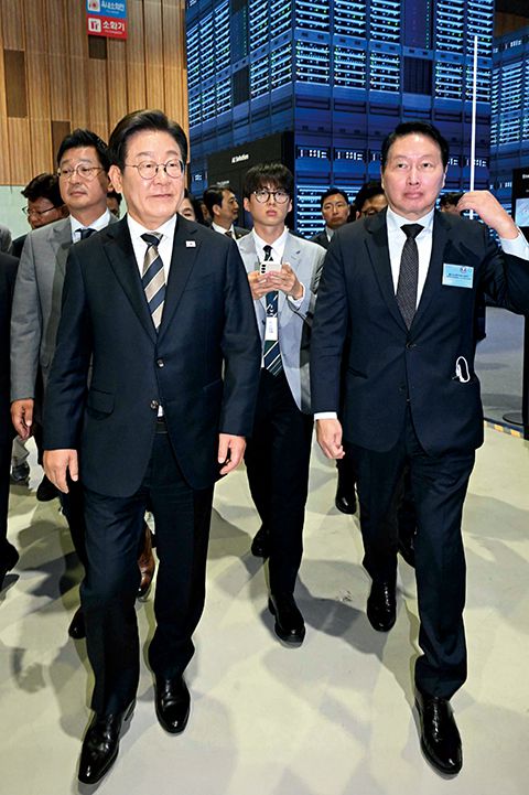 이재명 대통령이 울산전시컨벤션센터에서 열린 울산 인공지능(AI) 데이터센터
출범식에 최태원 SK그룹 회장 등과 함께 참석하고 있다.