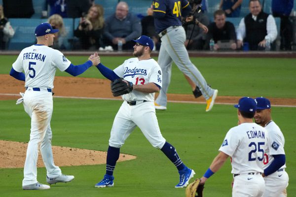 먼시가 경기가 끝난 뒤 1루수 프레디 프리먼과 기쁨을 나누고 있다. 사진= Kirby Lee-Imagn Images= 연합뉴스 제공