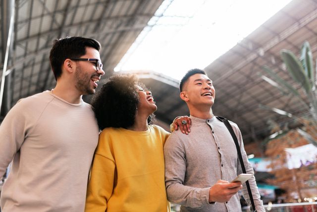 부킹닷컴은 ‘MZ 세대 여행 심층 인사이트 리포트’에 따르면 MZ 세대는 여행을 삶의 우선순위로 여기는 것으로 나타났다. / 사진=부킹닷컴