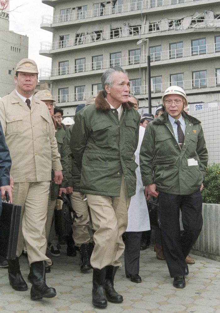 1995년 1월 일본 한신대지진 피해지를 시찰하는 무라야마 도미이치(村山富市) 당시 일본 총리. 무라야마 전 총리는 17일 오전 오이타 시내 병원에서 노환으로 세상을 떠났다. [사진 출처=연합뉴스]
