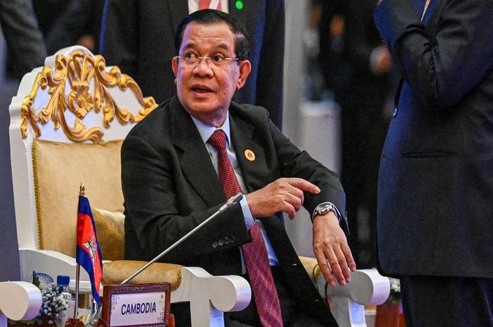 지난 2022년 캄보디아에서 열린 아세안(ASEAN) 정상회의 당시 훈센 총리가 천즈 프린스그룹 회장이 각국 정상에게 선물한 약 2700만원 상당의 고급 시계(계열사 프린스 호롤로지 제작)를 차고 있다. [출처=캄보디아 데일리]