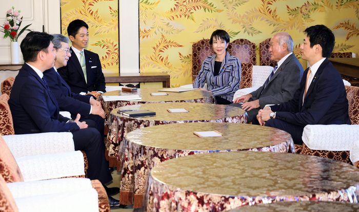 다카이치 사나에 자민당 대표(중앙에서 오른쪽)과 후지타 후미타케 일본유신회 공동대표(중앙에서 왼쪽)가 지난 17일 일본 도쿄 국회의사당에서 회담을 앞두고 앉아 있다. [EPA 연합뉴스]