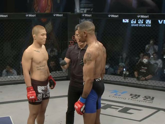 Road to UFC 시즌2 준결승 김상원이 2025년 10월 서울특별시 섬유센터 이벤트홀 TFC 21 코-메인이벤트 시작 전 레프리로부터 주의 사항을 듣고 있다. 사진=Top Fighting Championship