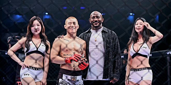 김상원이 2025년 10월 서울특별시 섬유센터 이벤트홀 TFC 21 코-메인이벤트 승리 기념 촬영을 하고 있다. UFC 라이트헤비급 타이틀 도전자 칼릴 라운트리 주니어가 게스트 파이터로 참석하여 축하를 해줬다. 사진=랭크파이브 정성욱 기자