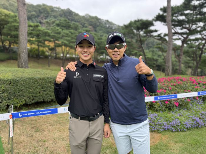 더 채리티 클래식에서 KPGA 투어 첫 우승에 도전하는 송민혁이 캐디로 함께 하는 이재혁 스윙코치와 함께 포즈를 취하고 있다. 임정우 기자