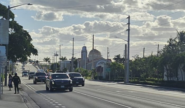18일(현지시간) 웨스트팜비치의 트럼프 인터내셔널 골프클럽에서 진행되는 한국·일본·대만 기업인들과의 골프 회동을 위해 마러라고 리조트에서 골프장으로 이동 중인 트럼프 대통령의 차량 행렬.  연합뉴스