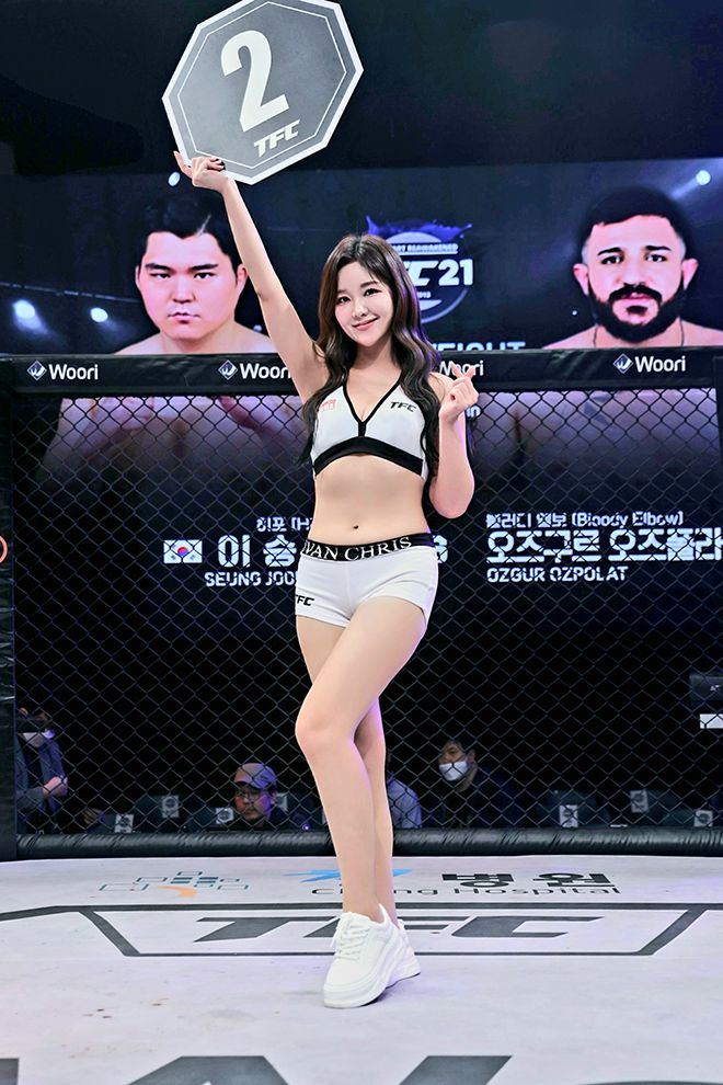 TFC걸 주현이 ‘히포’ 이승준과 Bloody Elbow 오즈포라트 오즈구르의 TFC21 메인이벤트 헤비급(120㎏) 경기 2라운드 시작을 숫자가 적힌 피켓으로 알리고 있다. 사진=Top Fighting Championship