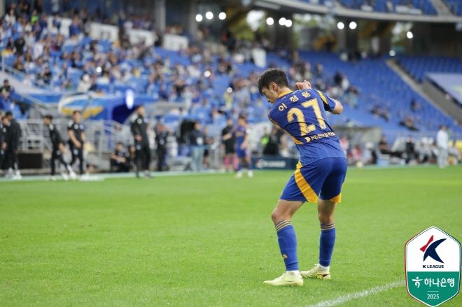 이청용은 10월 18일 광주 FC전에서 팀의 두 번째 골을 터뜨린 뒤 ‘골프 세리머니’를 했다. 사진=한국프로축구연맹