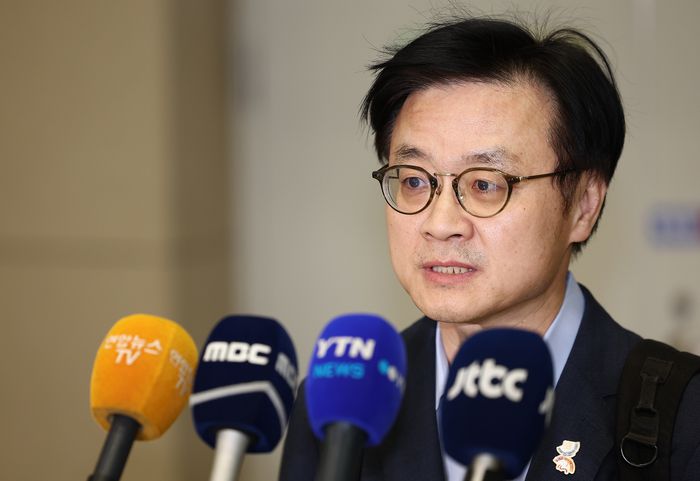 한미 관세 협상을 위해 미국으로 출국했던 김정관 산업통상부 장관이 20일 영종도 인천국제공항 제2터미널을 통해 귀국하며 취재진 질문에 답하고 있다. [연합뉴스]