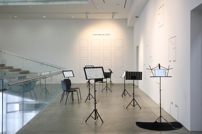 서울대미술관 기획전 ‘차원확장자: 시·이미지·악보·코드’ 전시 중인 백남준의 ‘20개의 방을 위한 교향곡’ 모습. <서울대미술관>