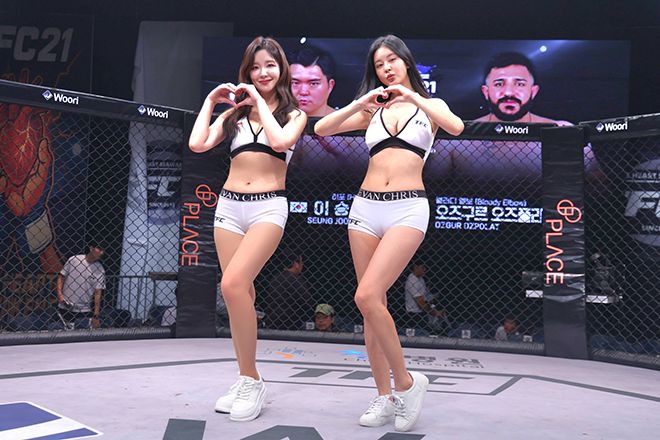 TFC걸 주현 심지영이 ‘히포’ 이승준과 Bloody Elbow 오즈포라트 오즈구르의 TFC21 메인이벤트가 끝난 케이지 안에서 촬영에 응하고 있다. 사진=Top Fighting Championship