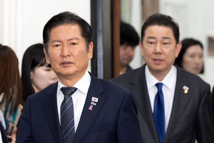 정청래 더불어민주당 대표가 20일 서울 여의도 국회에서 사법개혁특별위원회 사법개혁안 발표를 위해 김병기 원내대표와 함께 회의실로 들어서고 있다. [뉴스1]