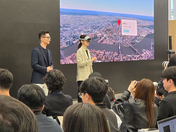 이승민 삼성전자 MX사업부 XR UX그룹장 상무(왼쪽)와 박유진 이머시브 PP 그룹 프로가 갤럭시 XR을 시연하고 있다. [사진 = 삼성전자]