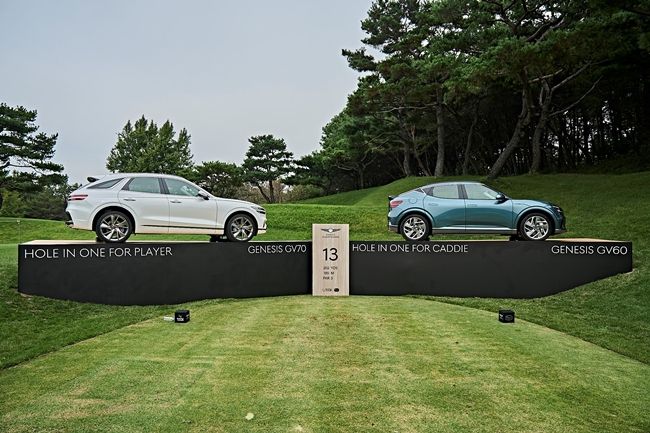 13번 홀 홀인원 부상으로 제공되는 GV70 부분변경 모델과 GV60 부분변경 모델의 모습. 사진=제네시스 챔피언십 조직위 제공