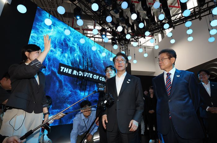 김민석 국무총리가 23일 경상북도 경주시 엑스포공원에 마련된 APEC 정상회의 경제 전시장을 방문, 첨단미래산업관을 둘러보고 있다. <연합뉴스>