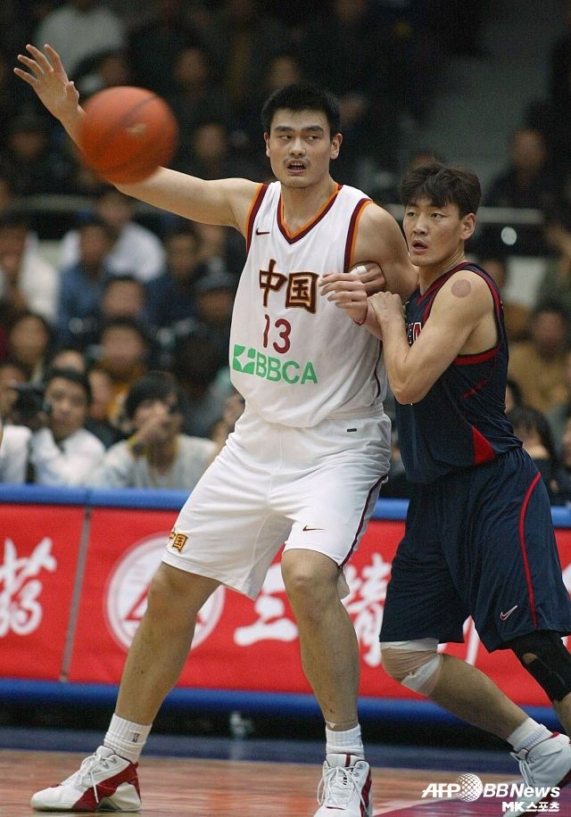 야오밍은 2000년대 중국을 아시아 최강으로 이끈 괴물이다. 230cm에 가까운 거대한 신장, 여기에 뛰어난 BQ와 거리를 상관하지 않는 슈팅 능력은 큰 충격을 줬다. 사진=AFPBBNews=News1