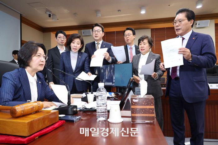 15일 서울 서초동 대법원 청사에서 열린 국회 법제사법위원회 전체회의에서 국민의힘 소속 법사위 위원들이 추미애 법사위원장(왼쪽)에게 항의하고 있다. [한주형 기자]