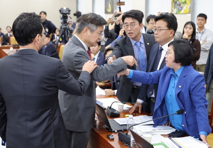 14일 국회 과학기술정보방송통신위원회 국정감사에서 여야 의원들이 설전을 벌이고 있다. 오른쪽부터 김현·김우영·노종면 더불어민주당 의원, 김장겸·박정훈 국민의힘 의원. <연합뉴스>