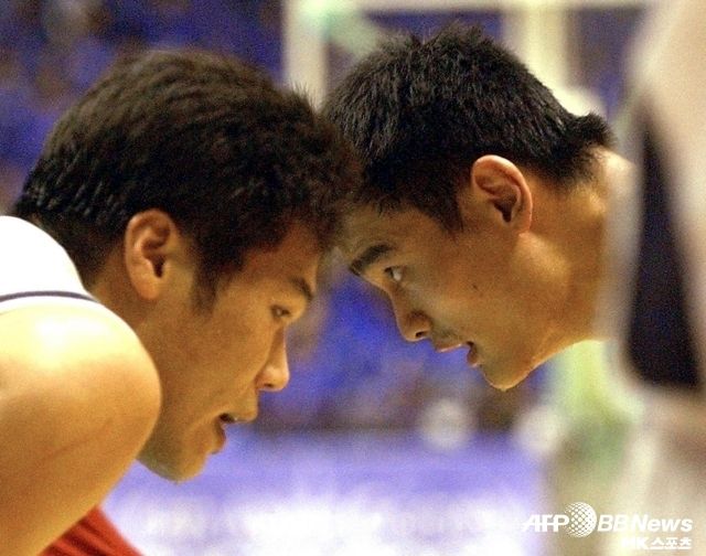 대한민국은 2002 부산아시안게임 결승에서 야오밍의 중국을 꺾은 바 있다. 서장훈(좌)은 야오밍을 상대로 최고의 활약을 펼쳤다. 사진=AFPBBNews=News1