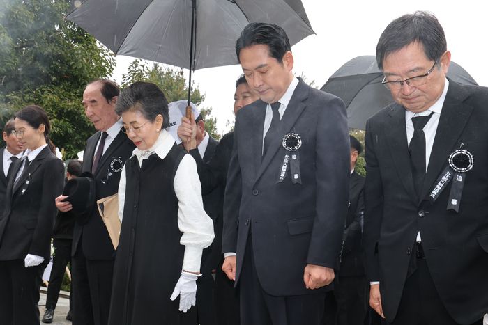 장동혁 국민의힘 대표(오른쪽 둘째)가 26일 국립서울현충원에서 열린 박정희 전 대통령 서거 46주기 추모식에 참석해 박근령 전 육영재단 이사장(오른쪽 셋째) 등과 묵념하고 있다. 한주형 기자
