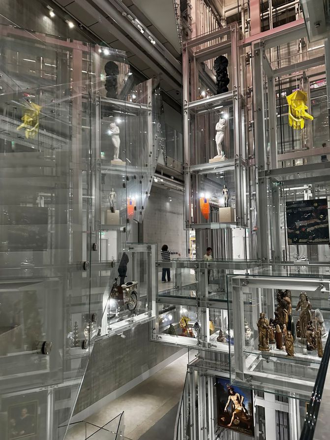 데포 보이만스 판 뵈닝언은 보관 중인 미술품을 관람자에게 드러내 보이는 전략으로 새로운 정체성을 구축했다. 북스톤·김양아